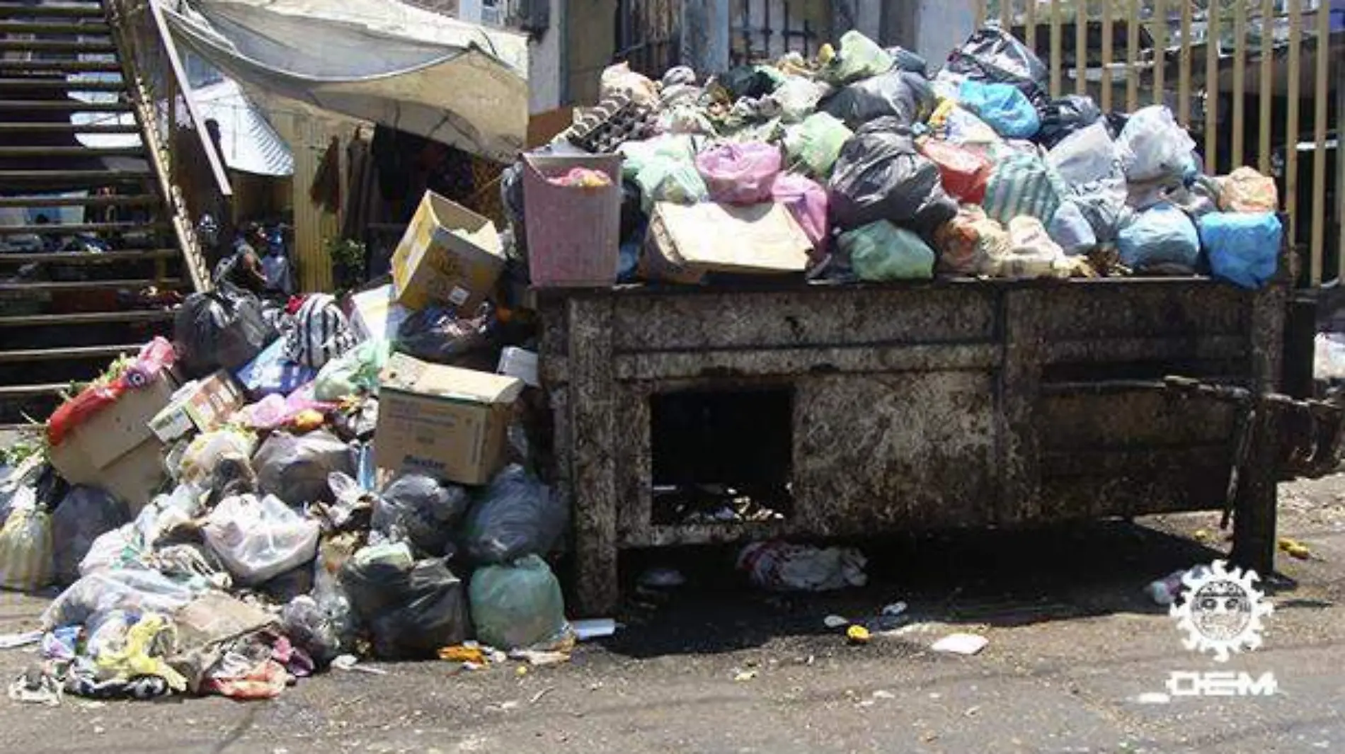 Acapulco - Montones de basura en las calles de la zona suburbana de Acapulco